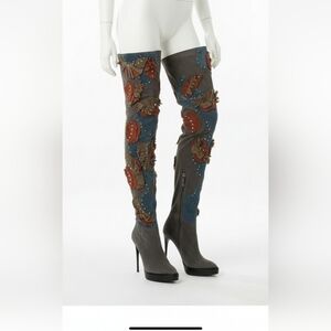 Burberry suede pull on knee boots size 36 *Heel tips need to be replaced.